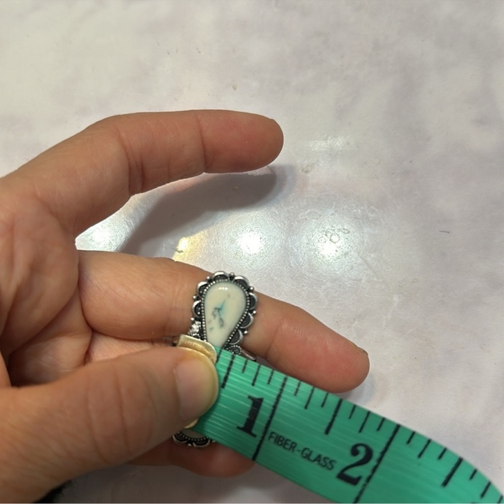 cute vintage looking ring its super light pre-owned 8 - Picture 5 of 6